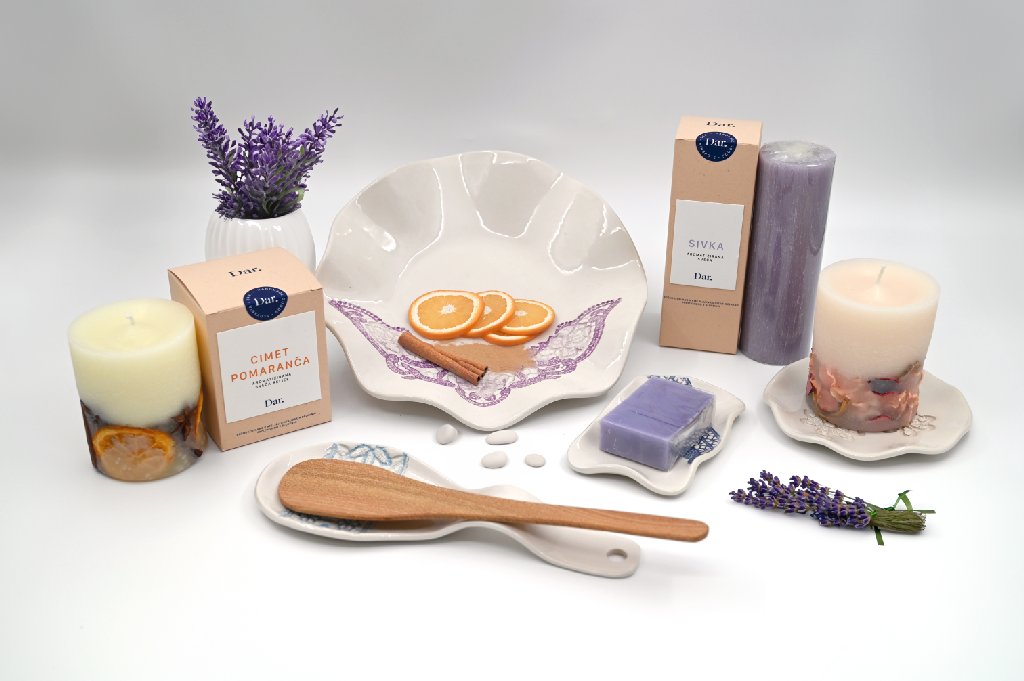 Praznična darila z zgodbo, ustvarjena v ateljeju invalidskih delavnic