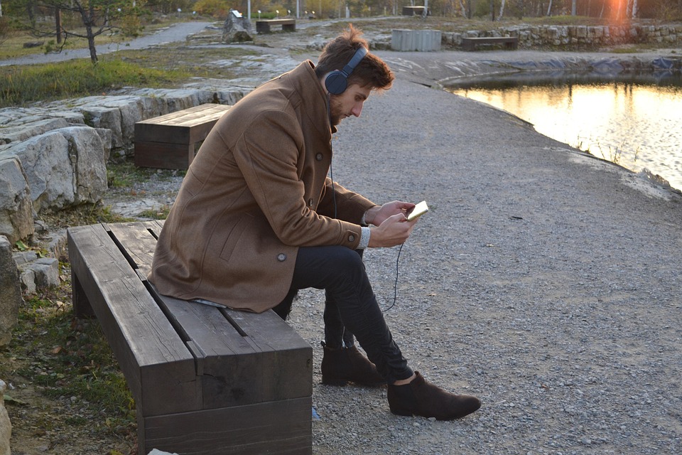 Test ZPS: V slušalkah priznanih blagovnih znamk odkrili nevarne kemikalije