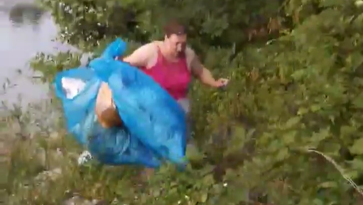 VIDEO: Takšna lekcija ju je doletela, ker sta smeti metala v reko