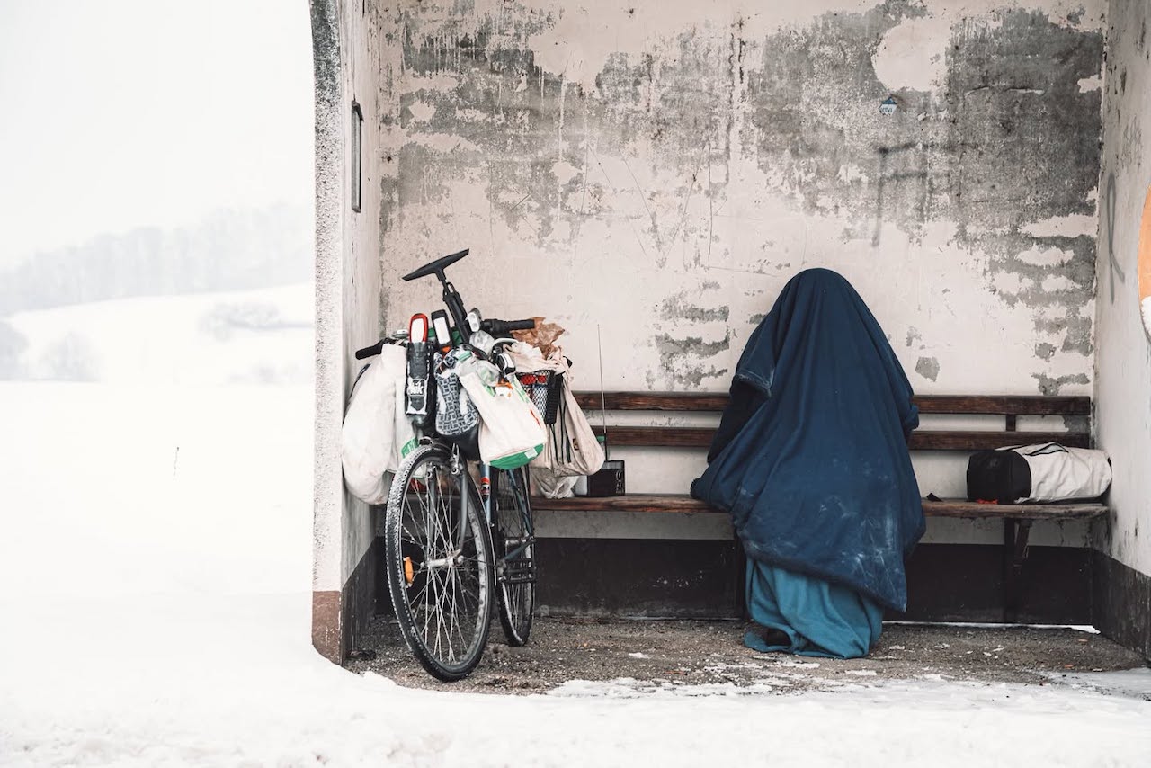 Na avtobusnem postajališču v okolici Maribora zmrzoval človek: Nekdo končno pogledal stran