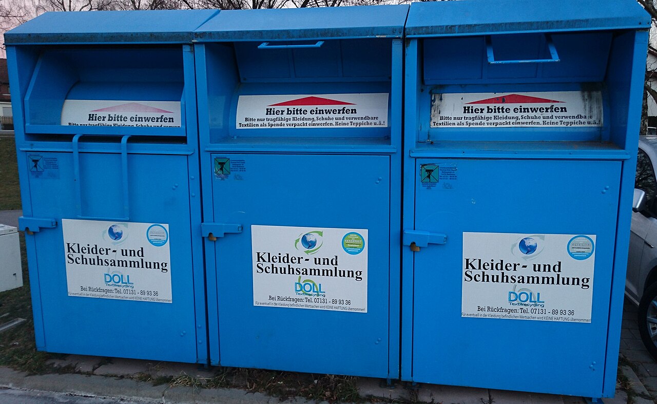 Tragična smrt: Obtičal v zabojniku za rabljena oblačila