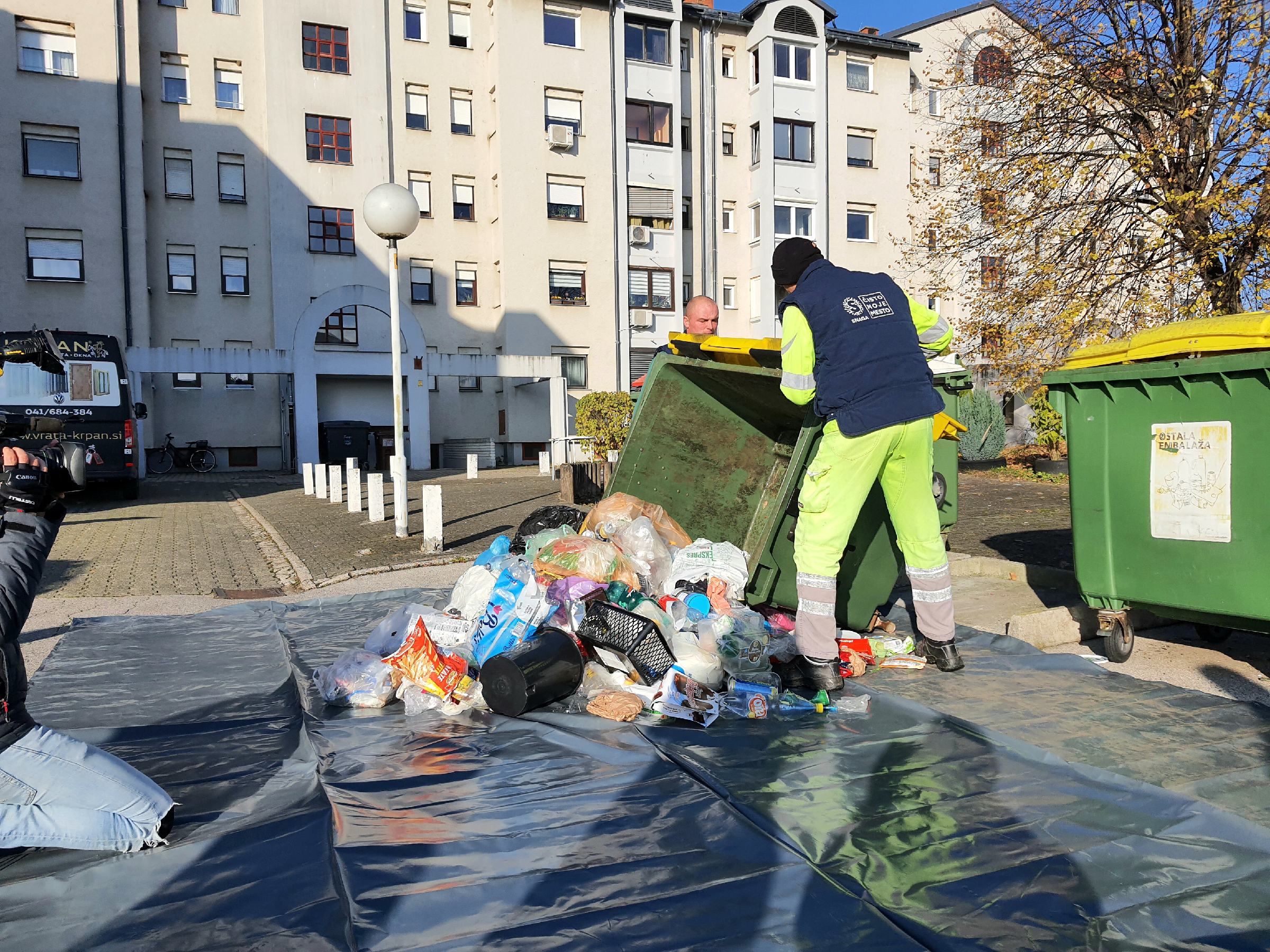 Nepravilno ločevanje odpadkov: Imate tudi vi v bloku nekoga, ki ne ve, kaj sodi v kateri zabojnik?