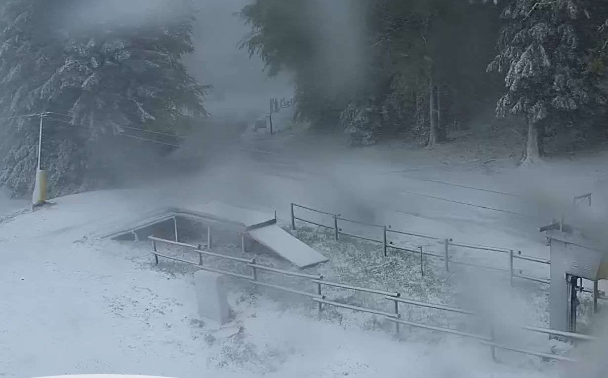 FOTO: Na Pohorju že sneži, v Mariboru pa strele in močno grmljenje