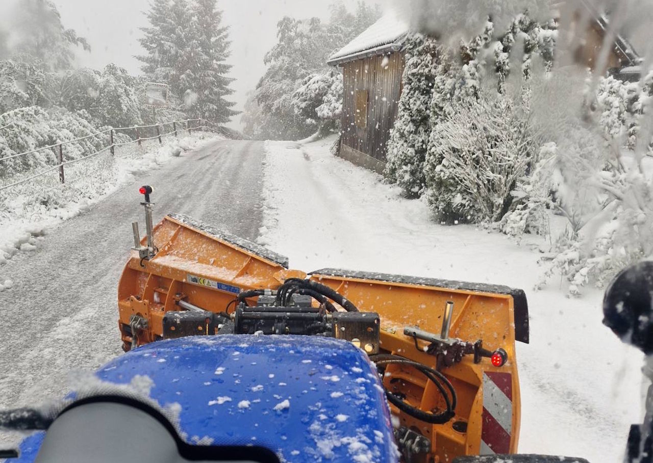 FOTO: Hladna fronta prinesla sneg do nižin, ponekod zapadlo tudi do 21 cm snega