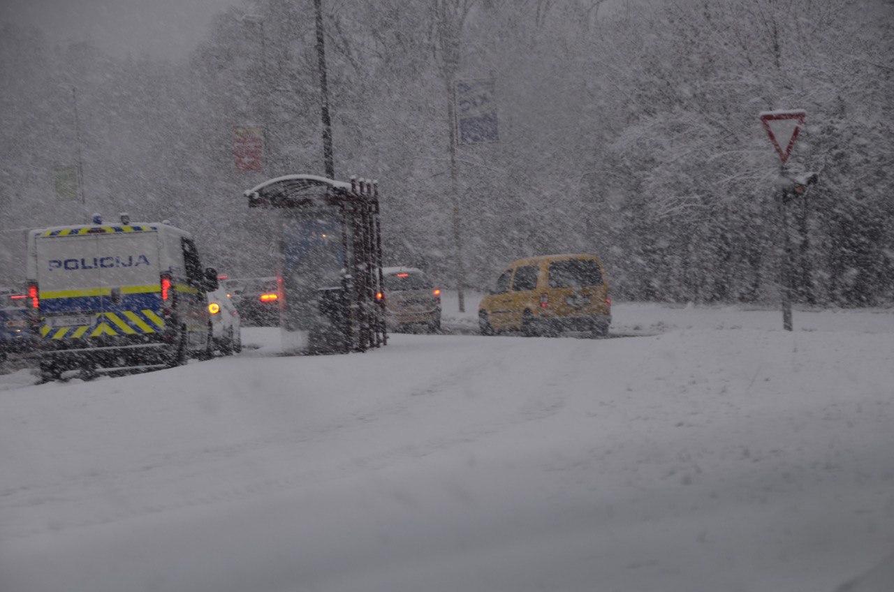 Vozniki, previdno, sneg se že oprijema cestišča