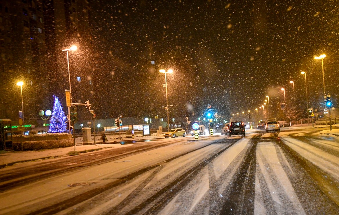 Meteorologi na božični večer napovedujejo od 5 do 10 centimetrov snega po nižinah