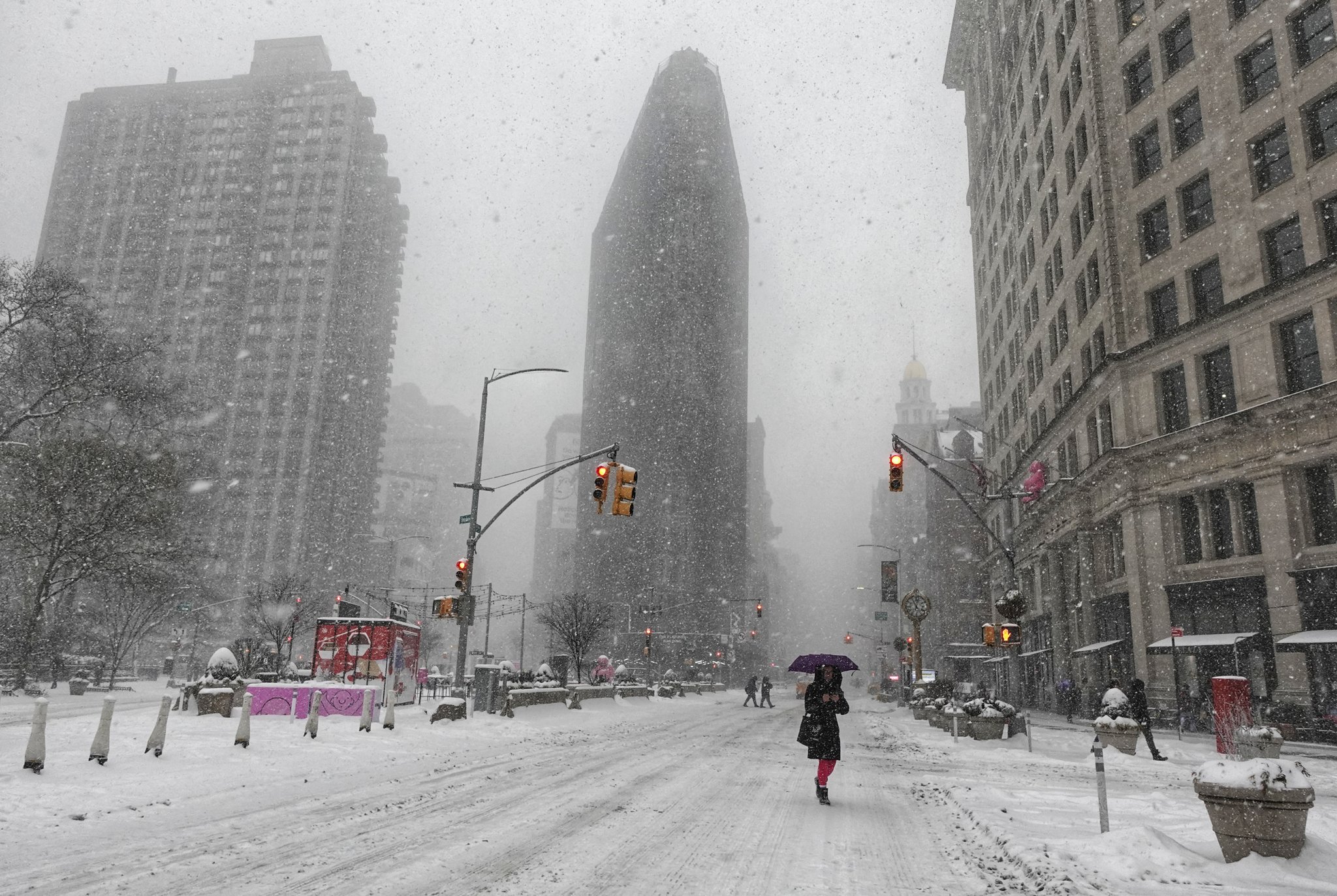 Zaprte ceste in šole, več sto tisoč gospodinjstev brez elektrike