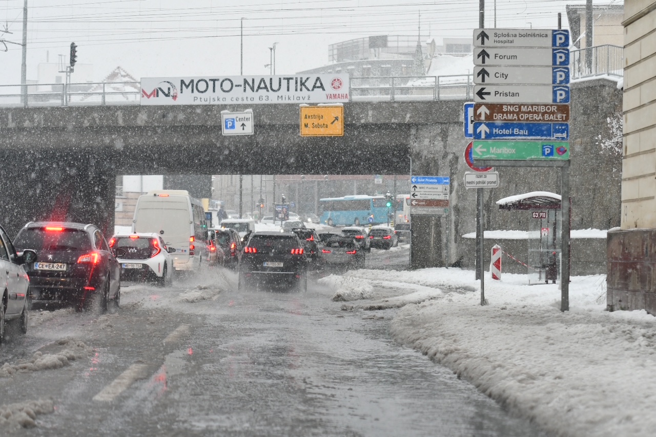Izredne razmere v Mariboru: Del mesta brez pitne vode in elektrike