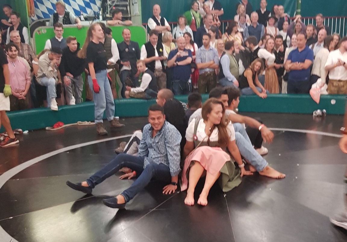 Škandal na Oktoberfestu: Obiskovalke na Hudičevem kolesu skrivaj snemajo pod krilo