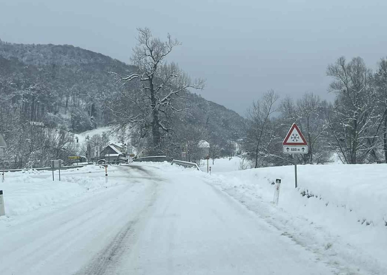 Arso izdal oranžno opozorilo: Sneženje bo kmalu ponehalo, a prihaja nova nevarnost