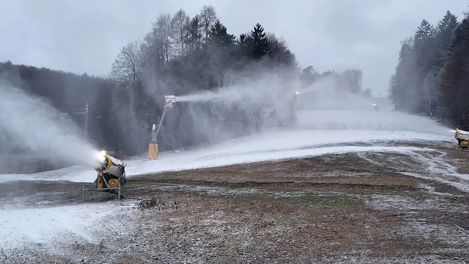 Ugodne vremenske razmere pomenijo začetek zasneževanja smučarskih prog