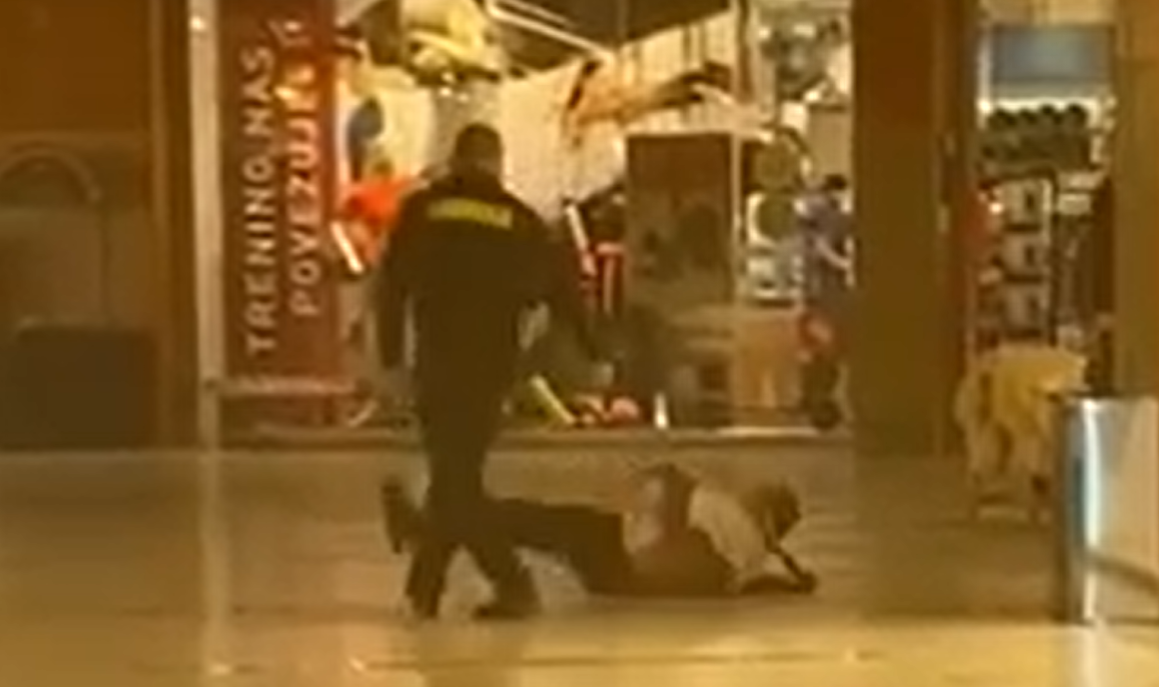 VIDEO: Zaradi neuporabe maske varnostnik kupca vrgel po tleh?