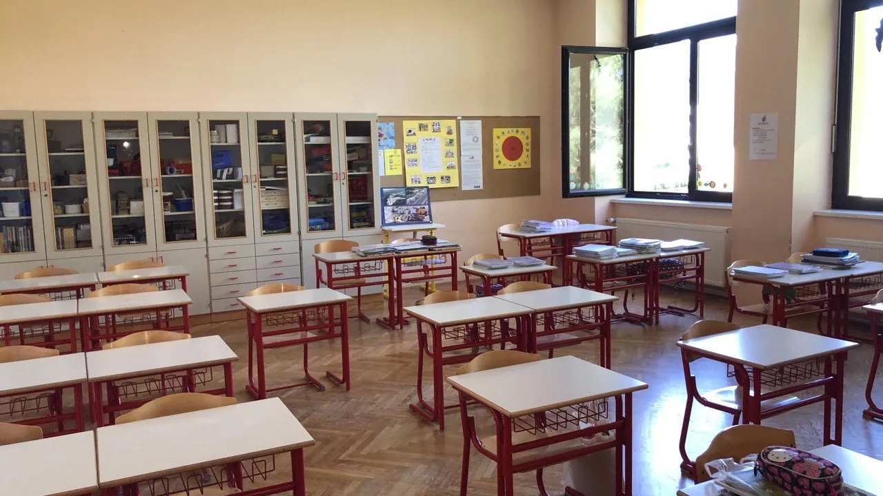 Bi alkohol lahko znova točili tudi v šolah? Poslanci predlagajo spremembo zakona