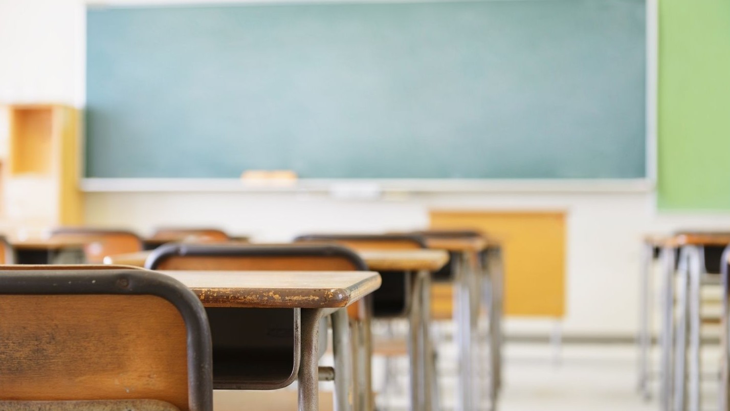 Bil je tik pred zaposlitvijo, nato ga je ravnatelj poklical k sebi in vprašal, ali je poročen z moškim