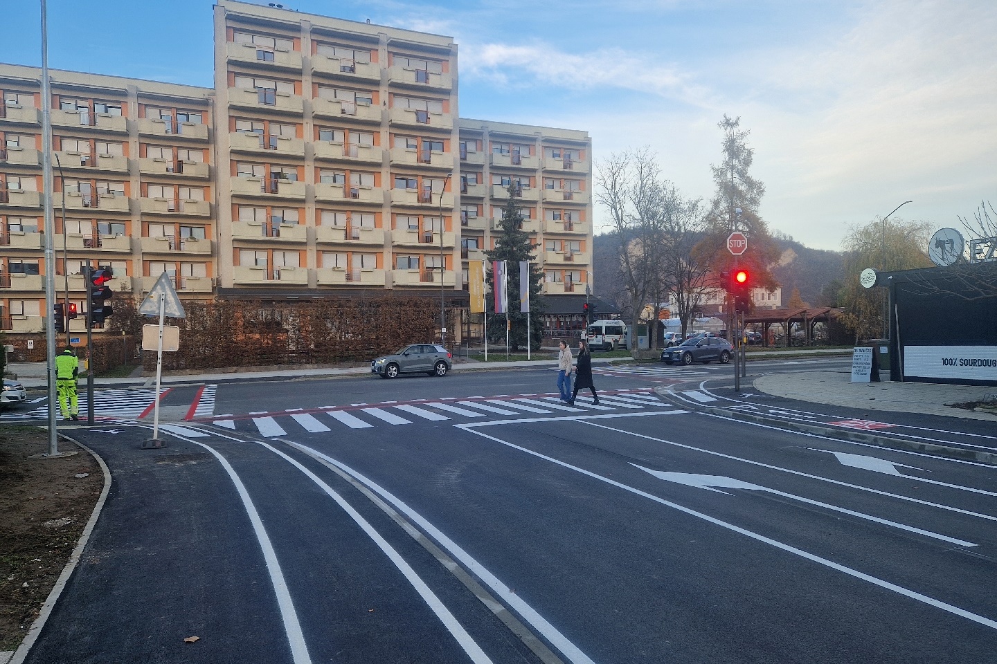 Novi semafor na Čufarjevi ulici že deluje, Šolska ulica obnovljena le delno