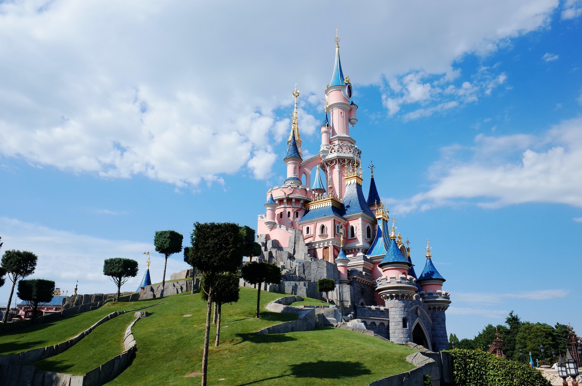 Evroposlanci po pomoti šli v Disneyland