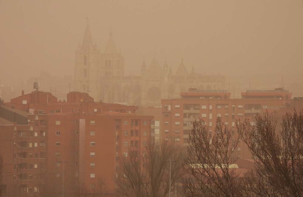 V Španiji pod plastjo saharskega peska, dosegel je tudi Slovenijo in obarval nebo