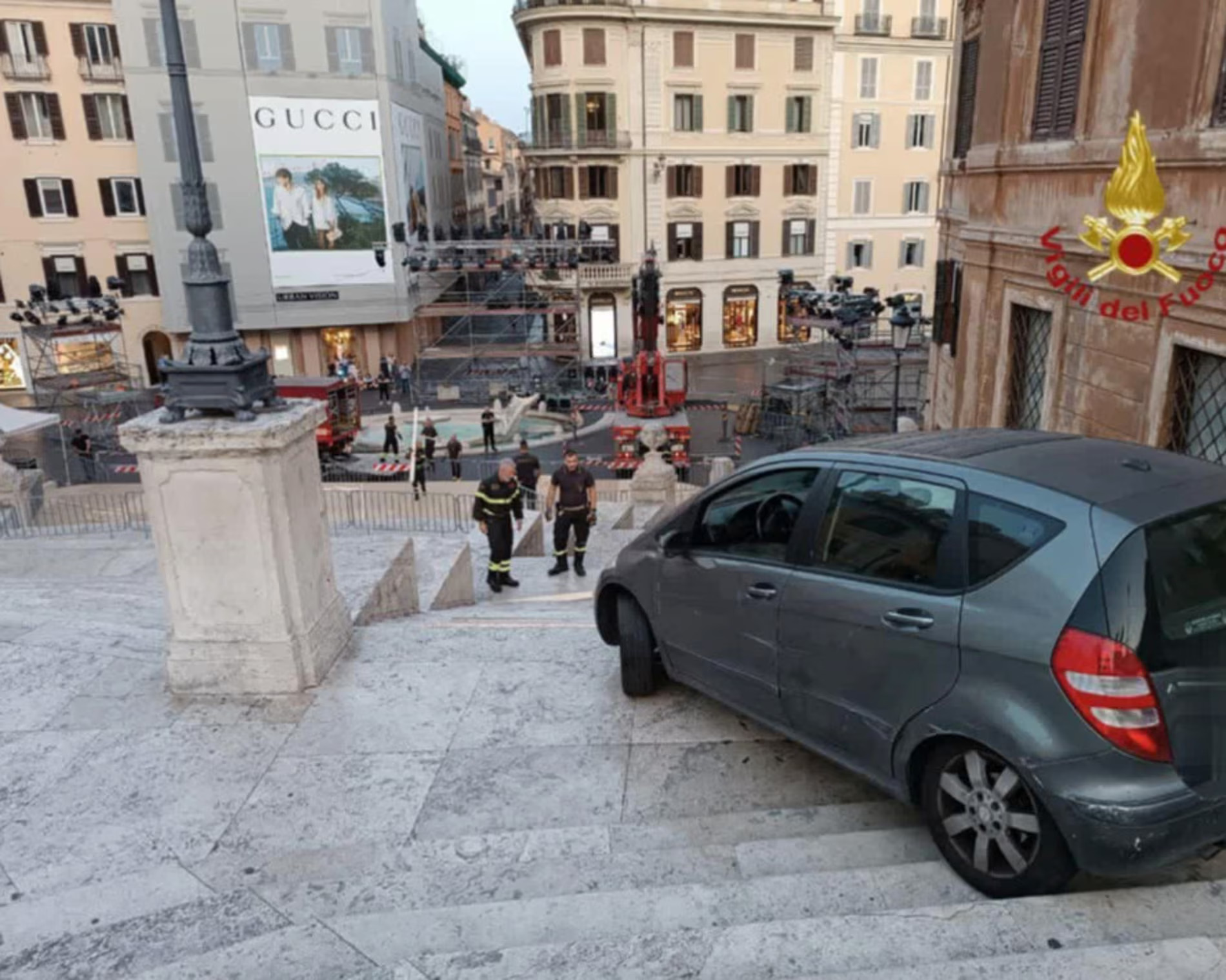 Kot v filmu: 80-letnik z mercedesom po Španskih stopnicah