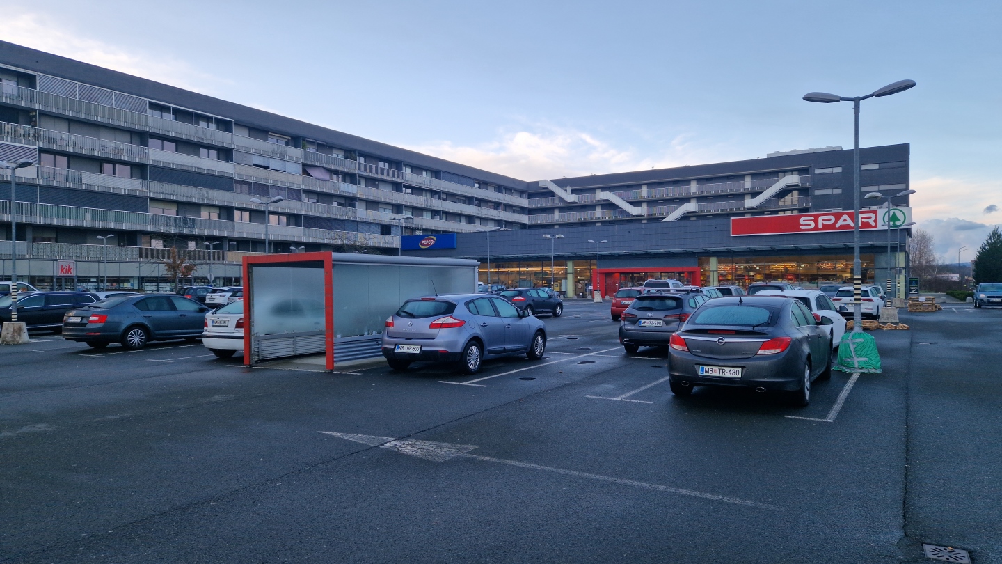 Parkirišče na Pobrežju: Lastniki vozil premikali palete, zdaj grozijo zapornice