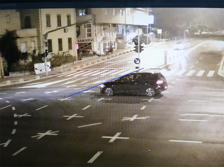 FOTO in VIDEO: Pri naših sosedih kaos zaradi iskalne akcije, policisti pregledujejo vsak avto