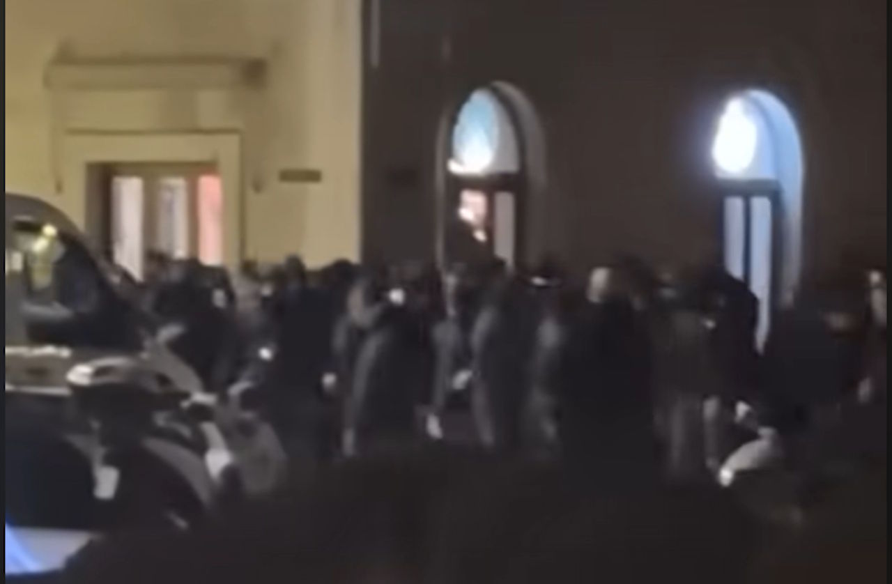 Pred tekmo Hajduka in Ajaxa izgredi v Splitu, policija pridržala 57 oseb
