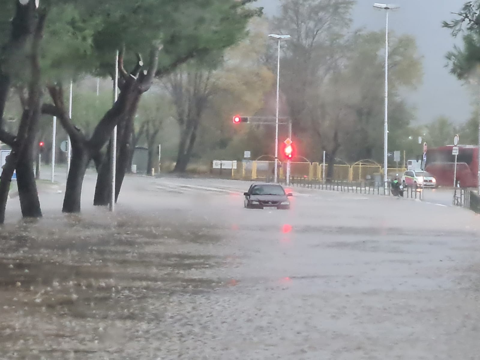 FOTO in VIDEO: Dalmacija v primežu močnega dežja, v Splitu ulice pod v vodo