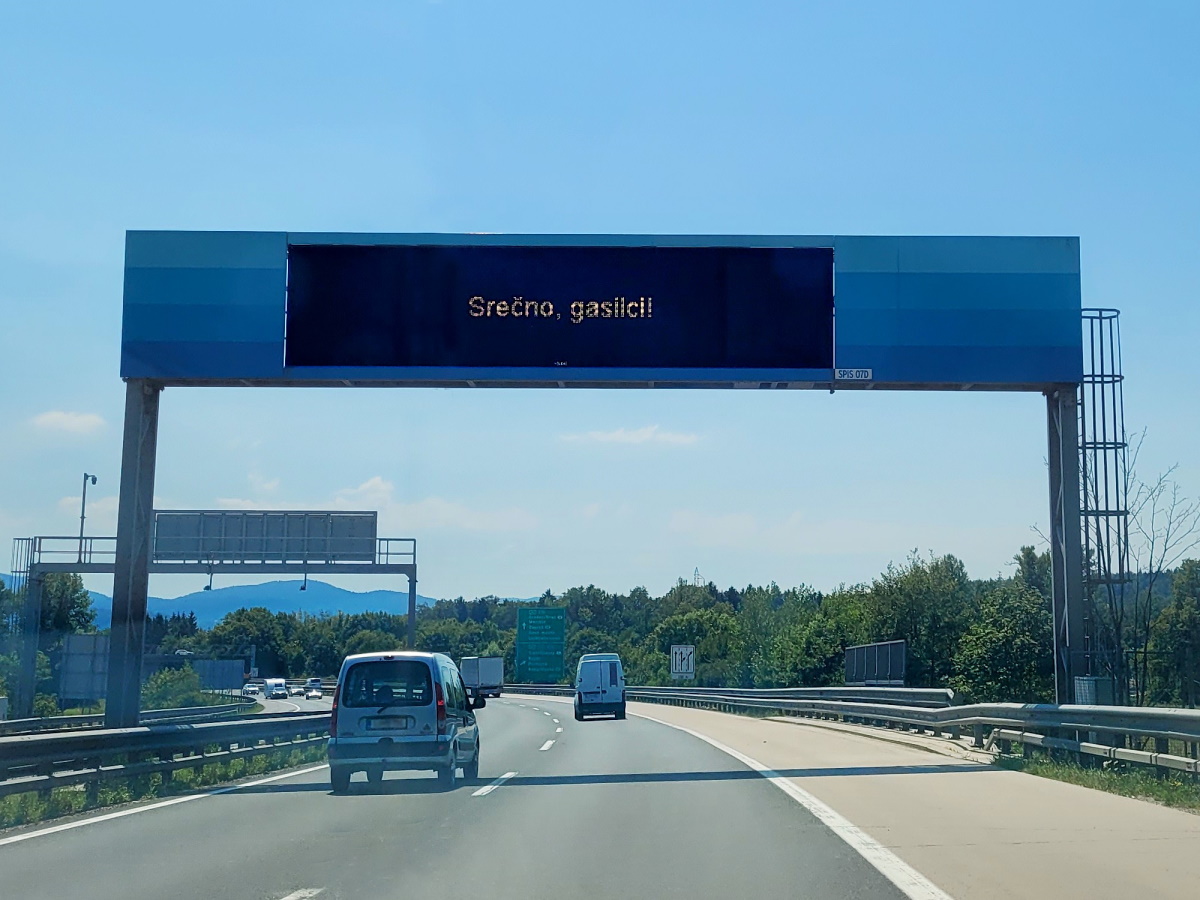 FOTO: V znak hvaležnosti spremlja gasilske konvoje napis &#8220;Srečno, gasilci!&#8221;