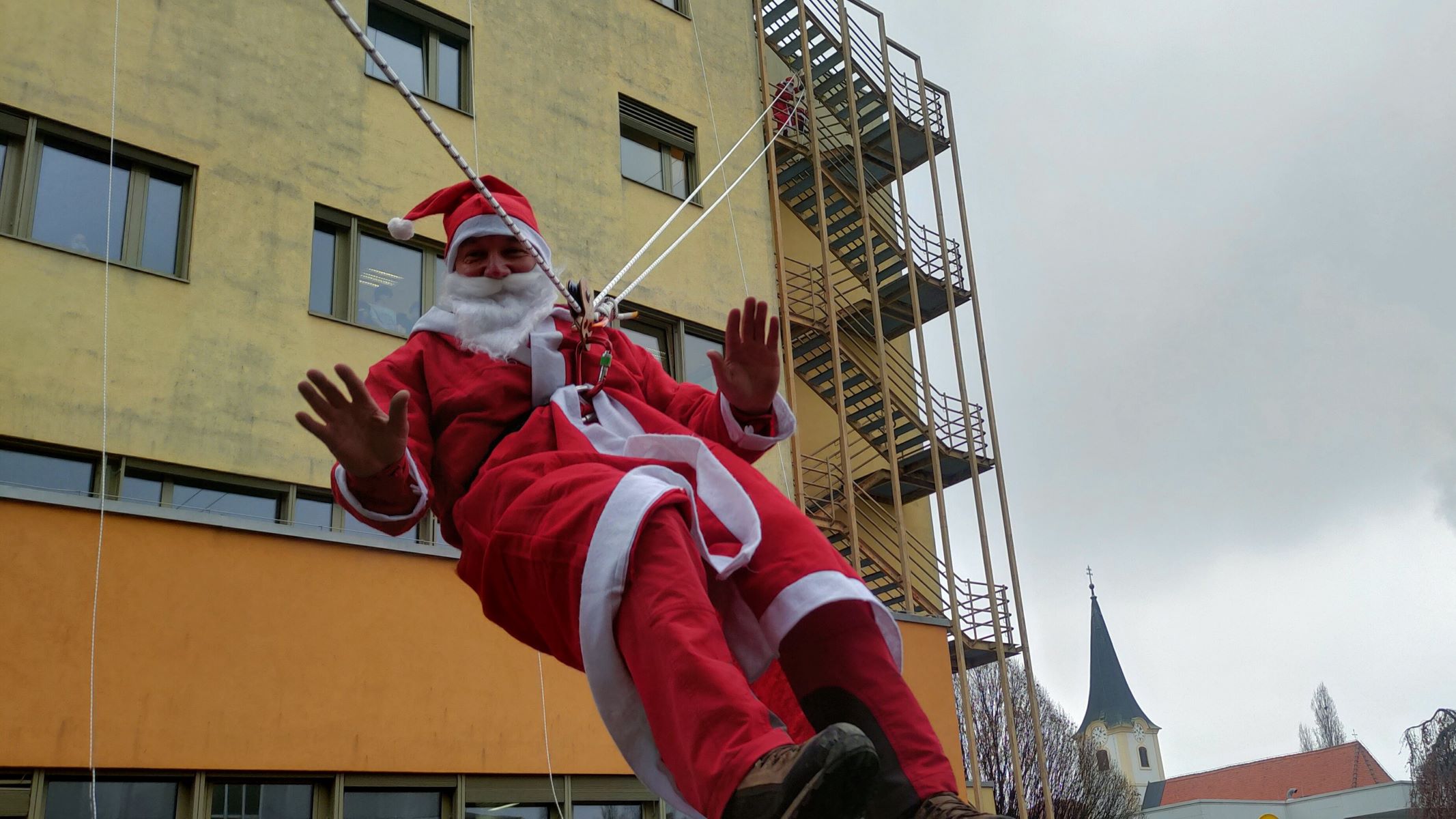 FOTO: Božički že deseto leto pričarali nasmehe na obraze bolnih otrok v UKC Maribor