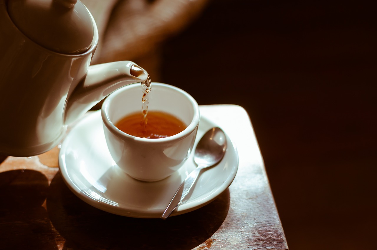 Zakaj je dobro čaj piti tudi poleti?