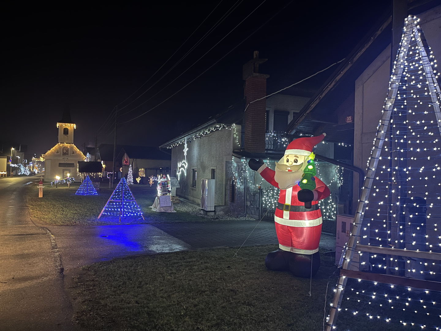 FOTO in VIDEO: Majhna vas, velika povezanost: Čarobnost, ki je od ideje prerasla v tradicijo