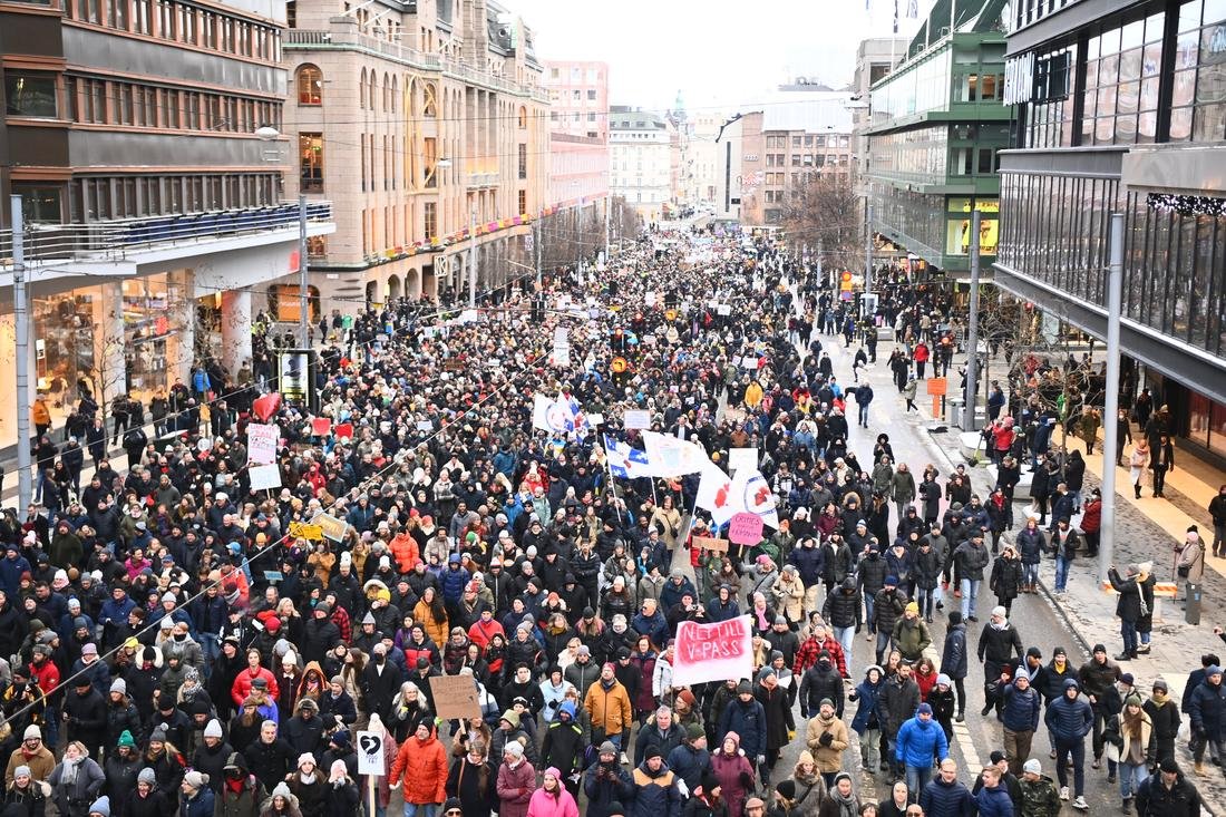 FOTO: V več evropskih državah novi protesti proti covid-19 ukrepom