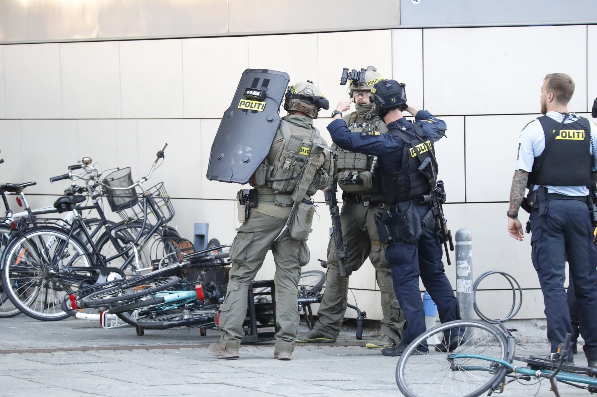FOTO in VIDEO: V nakupovalnem središču na Danskem odjeknili streli, kaj se dogaja?