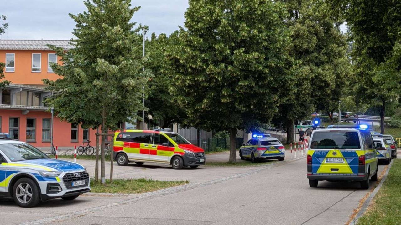 Krvav napad na srednjo šolo: 16-letnik z avtomobilom zapeljal v dijake, policija sumi načrtovan poboj (FOTO in VIDEO)