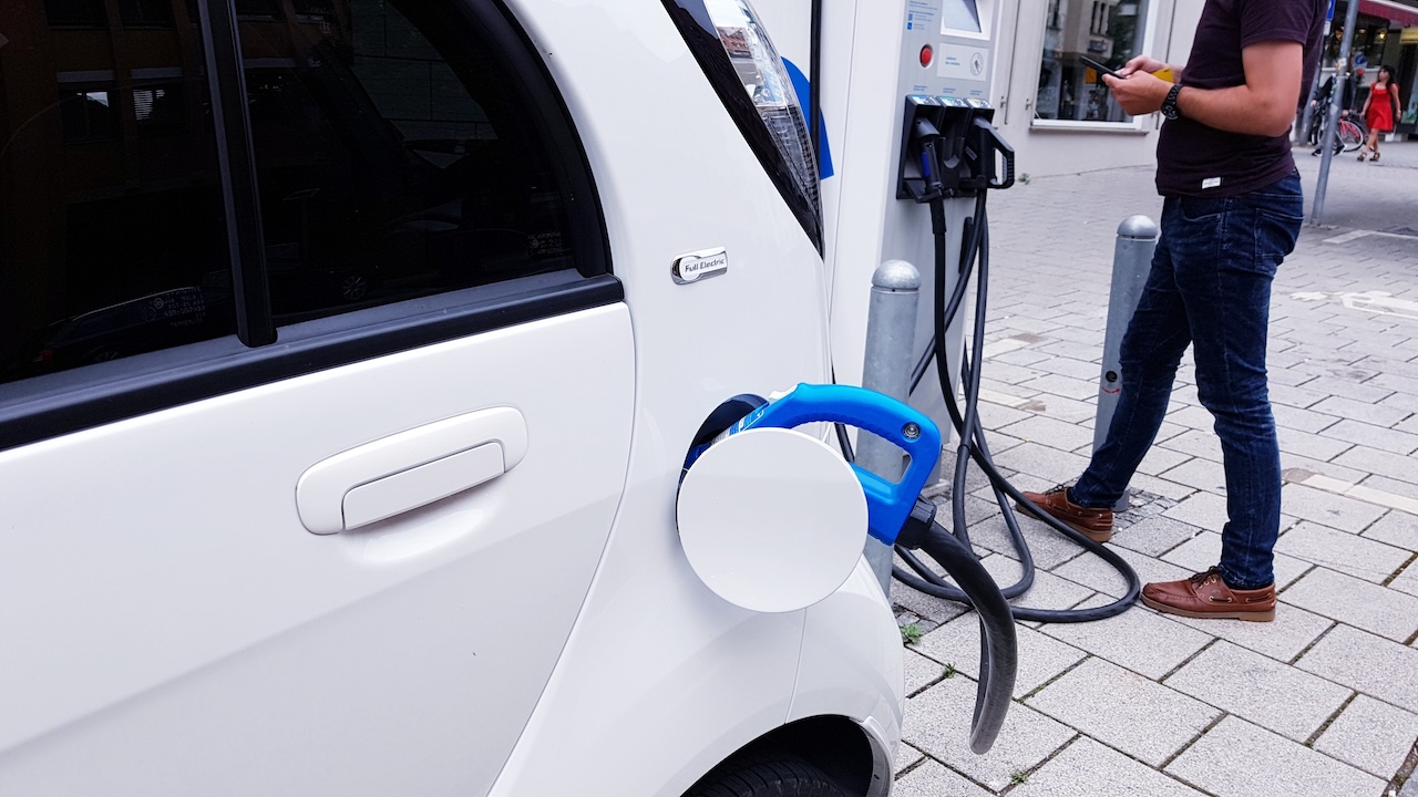 Električni avto že naročen, subvencij pa je zmanjkalo: Kaj zdaj čaka kupce?