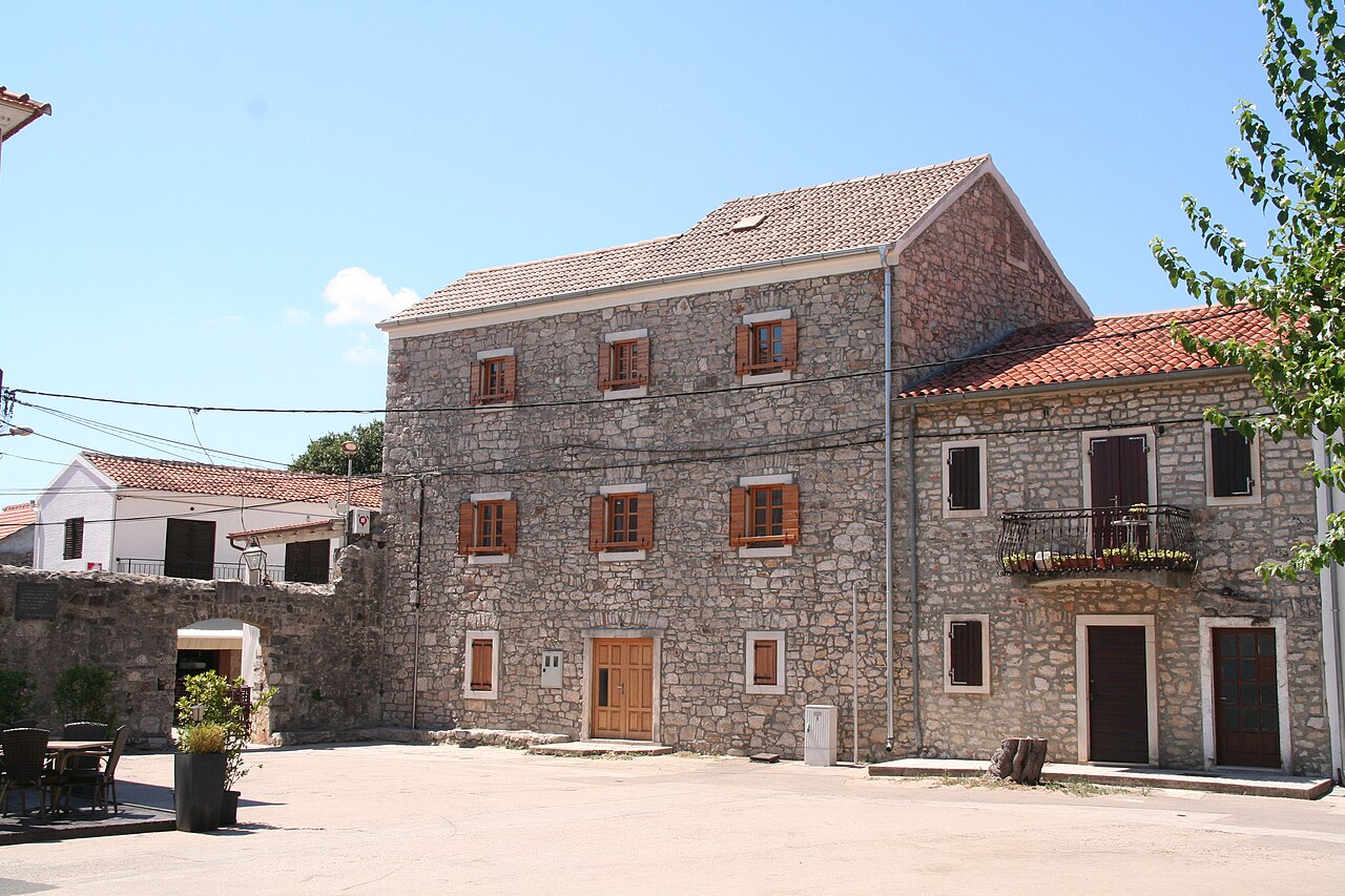 Družinska tragedija v priljubljenem morskem mestu, našli dve mrtvi osebi