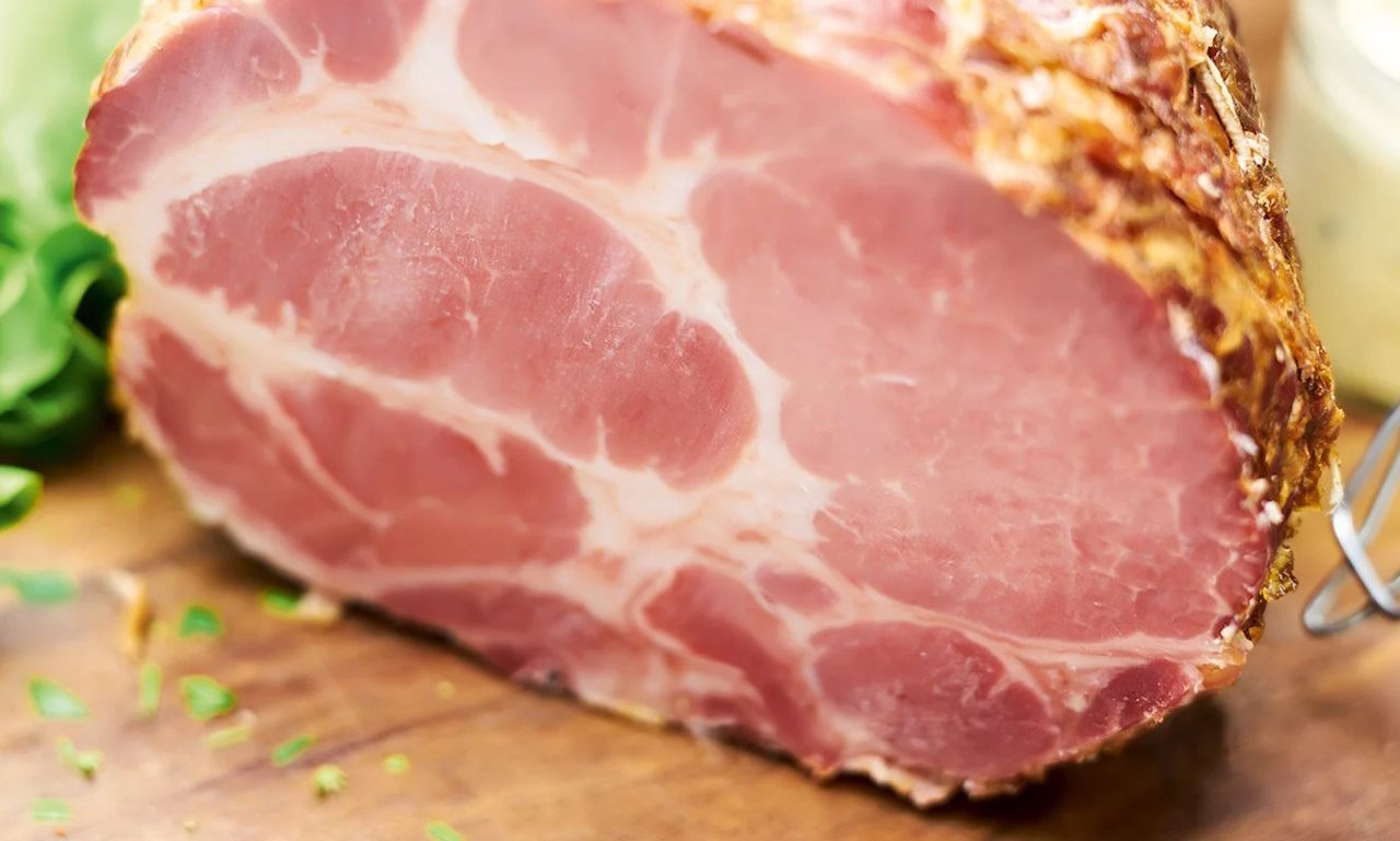 Odpoklic prekajenega svinjskega vratu: Če ga imate doma ga nemudoma zavržite