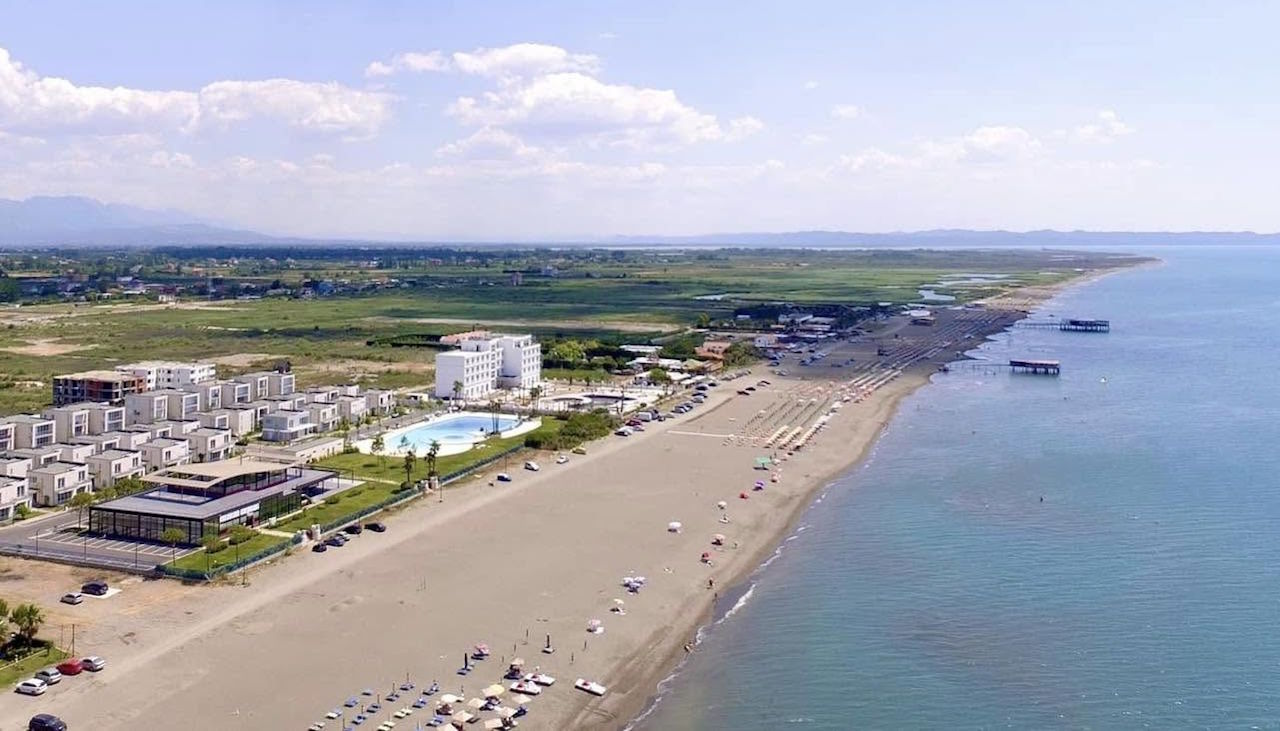 Tragedija na obali Jadranskega morja: V razburkanem morju umrli deklici, stari 9 in 11 let