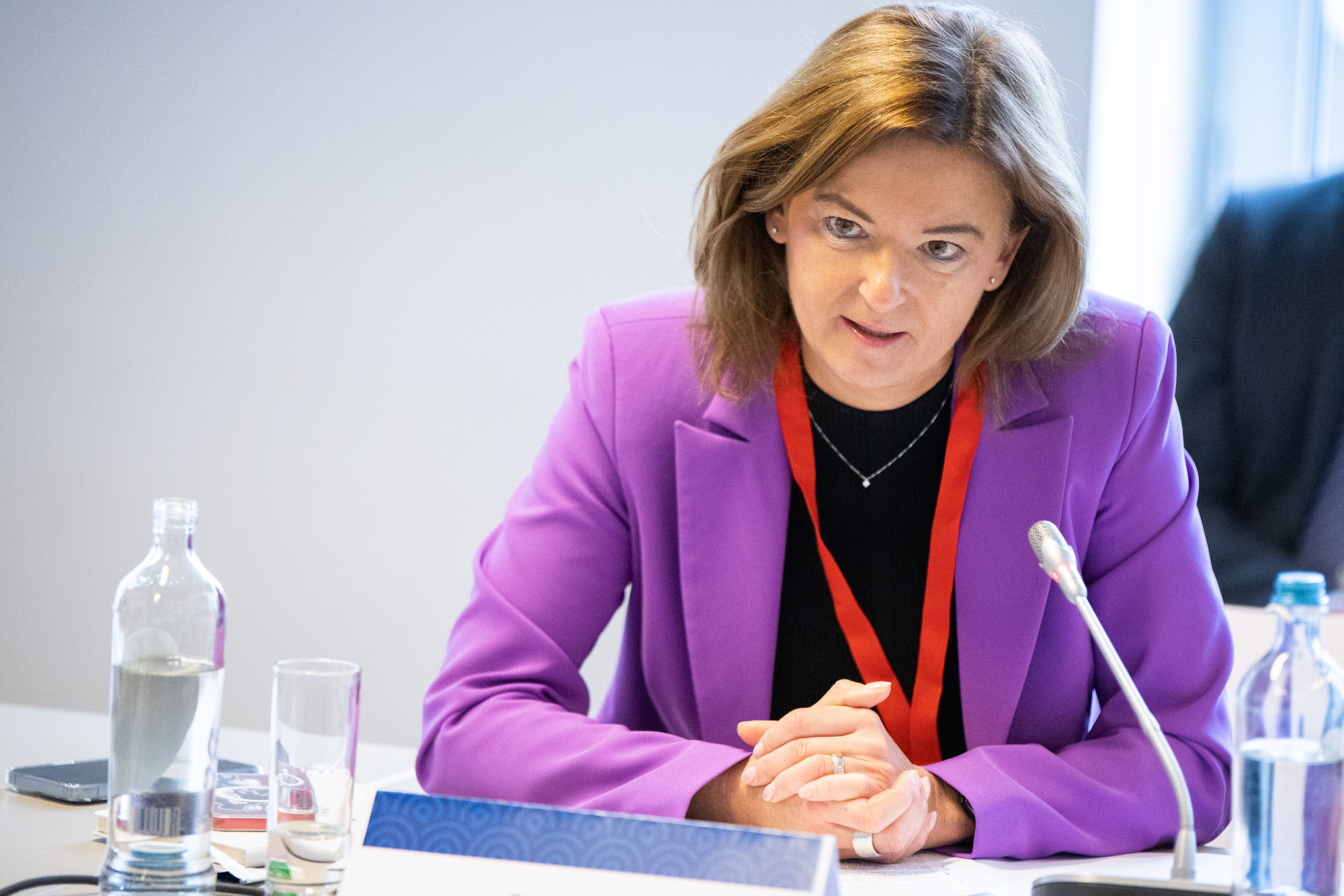 SD po ovadbi proti Fajon: Osebni revanšizem pred državnim interesom