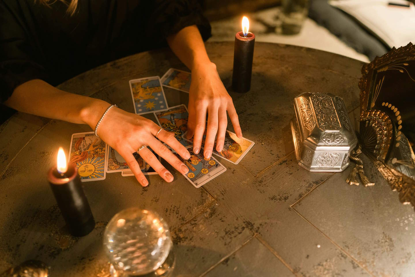 Karte razkrivajo usodo astroloških znamenj za oktober: Kaj lahko pričakujete?