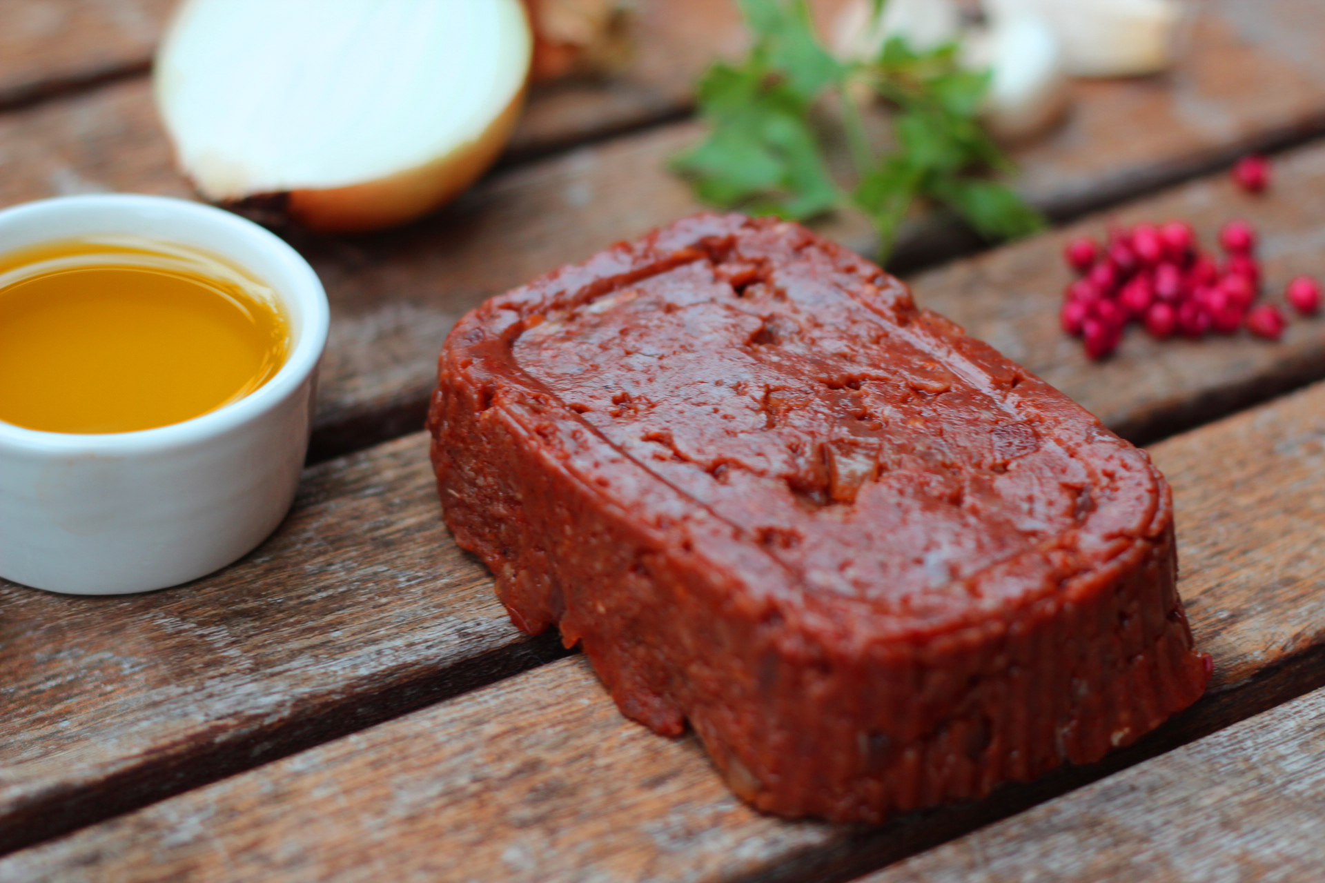 Ga imate doma? Tik pred prazniki zaradi E. coli odpoklican tatarski biftek