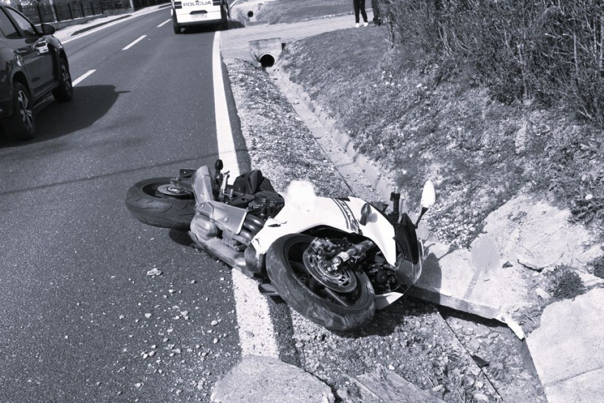 Mladi motorist umrl na poti na pogreb 21-letnice, ki je umrla na istem mestu