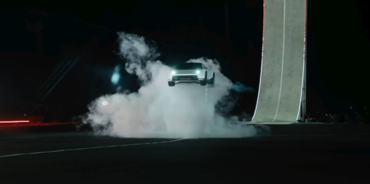 Avtomobil, ki leti in dela salte: Nova Tesla naj bi kljubovala gravitaciji (VIDEO)