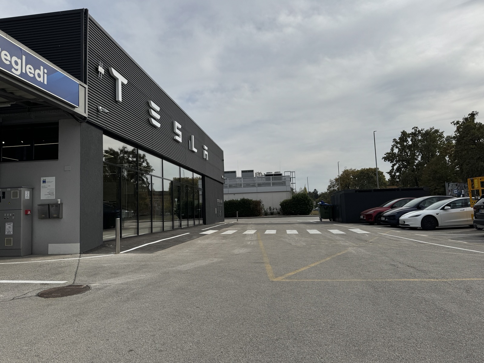 Tesla v Mariboru odprla nov prodajni salon: Koliko bodo stali električni avtomobili?