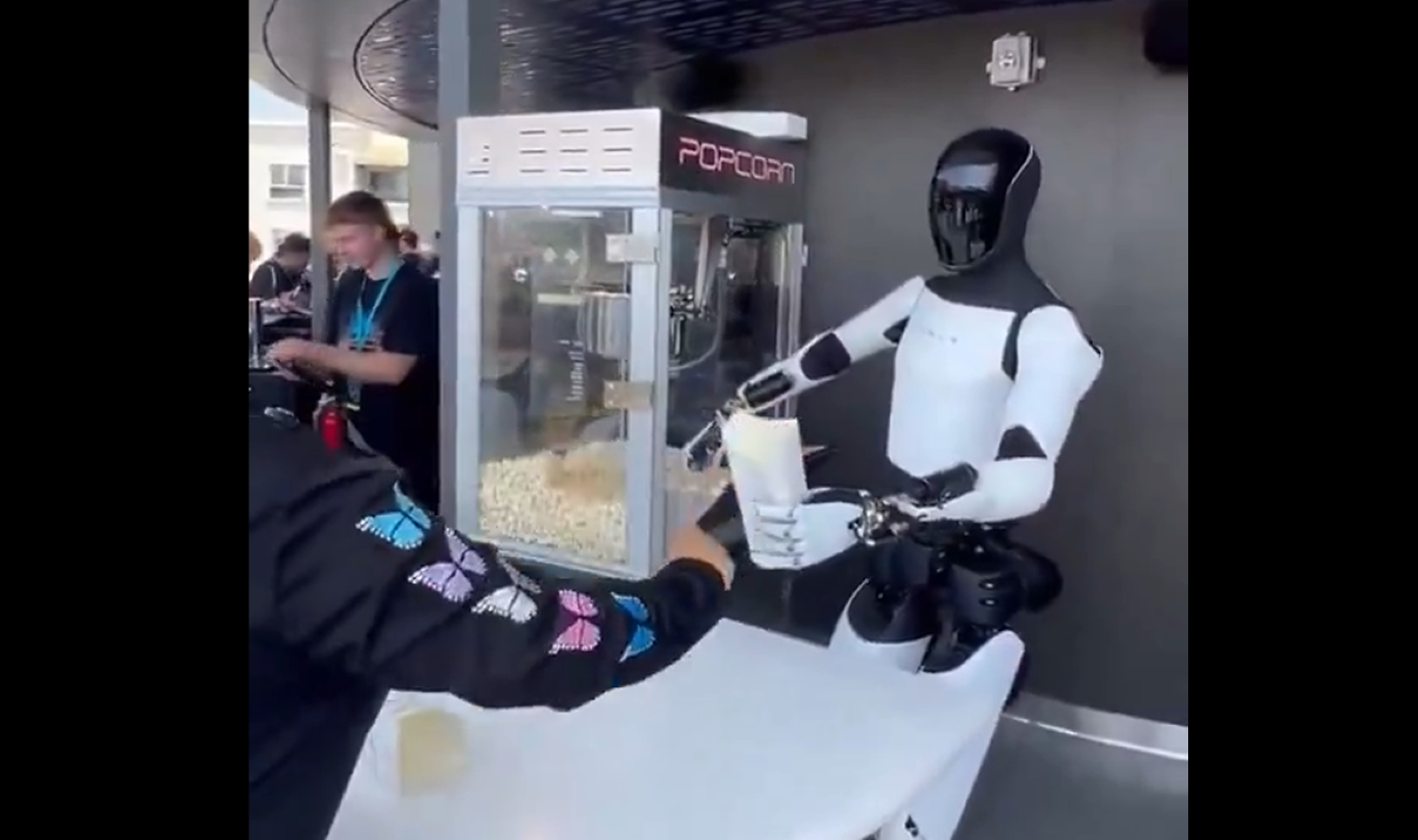 VIDEO: Teslin robot zaradi bizarne situacije obiskovalce spravil v smeh