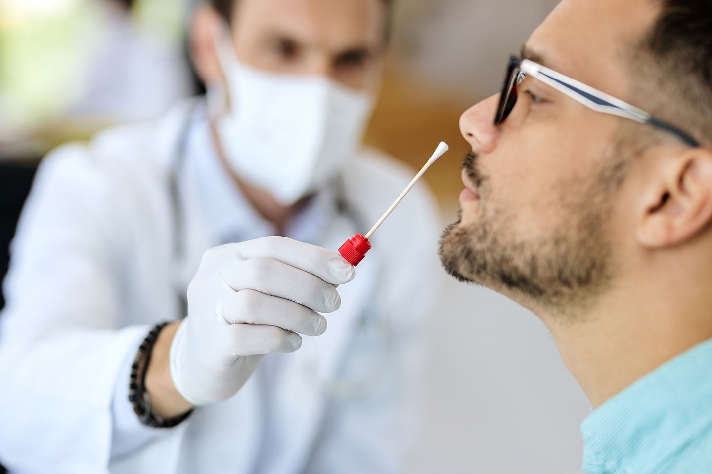 Nova različica covida prevzema Evropo: Kako jo ločiti od navadnega prehlada ali gripe?