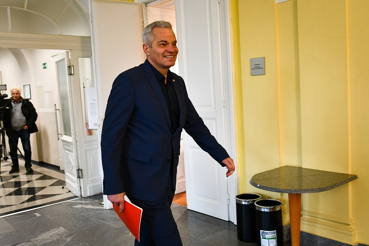 Arsenovič leto dni pred volitvami krepi ekipo. Zakaj?