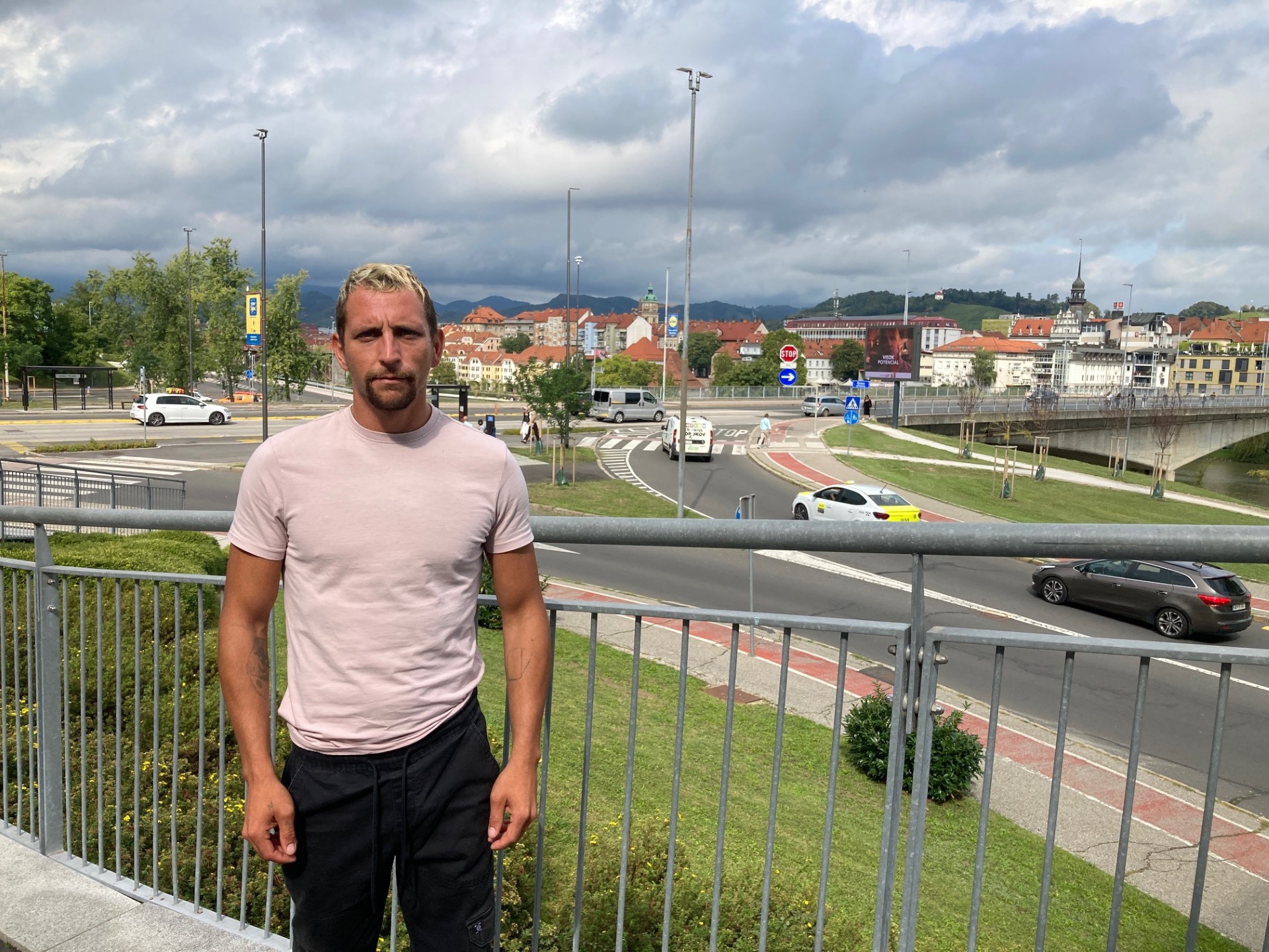 Zakulisje formule ena: V 'ibercugu' v ferrarija in 50 evrov za policaja