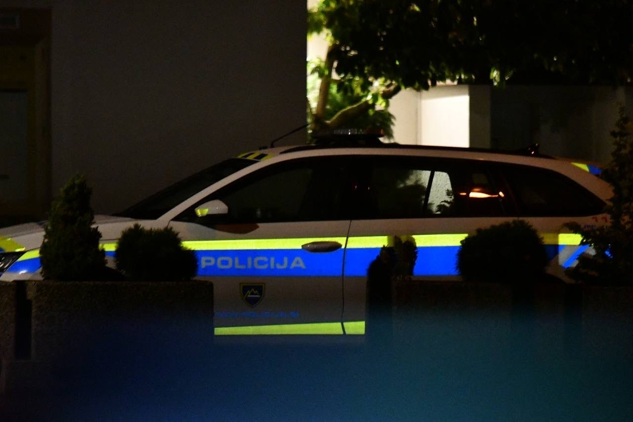 V Mariboru mahal s palico in poškodoval policistko