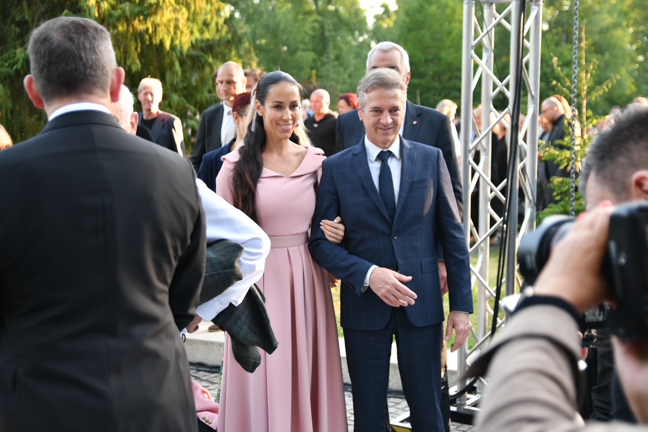 Sveže poročena premier Golob in Tina Gaber Golob predstavila novega družinskega člana