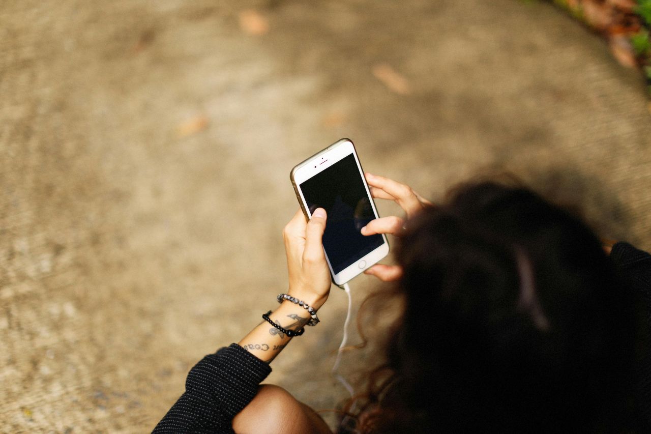 To so 4 astrološka znamenja, ki so najbolj odvisna od svojih telefonov